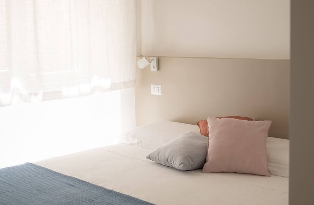 Freshly refurbished room with all comfort - perfect location!