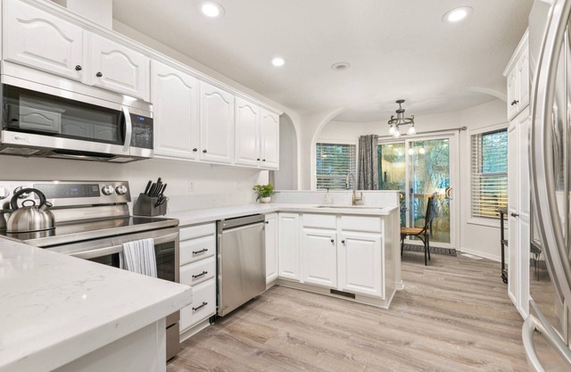 Freshly Updated Retreat, All New Décor, Pet Friendly, Hot Tub, Ping Pong, Foosball, 20 Min to Hood