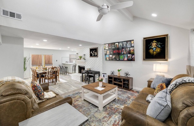 Frisco 4-bedrooms Getaway Hometel with Spa and Outdoor Kitchen