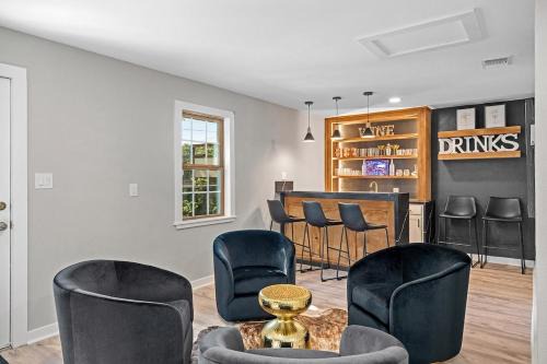 Fritztown's Finest - Hot Tub Fire Pit & Sleeps 10
