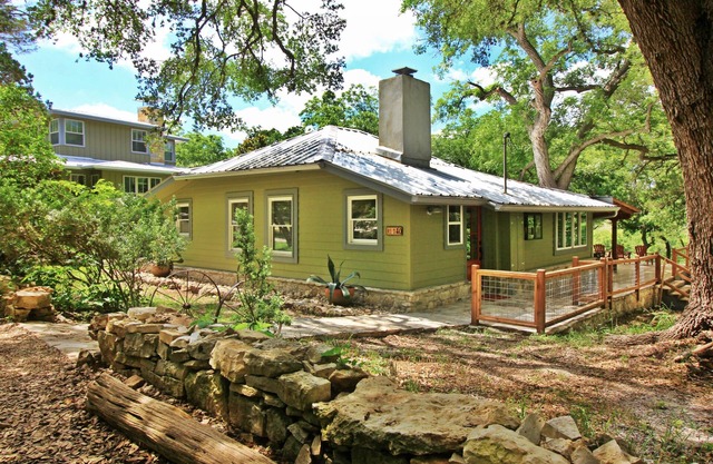 Frog Cottage on the Blanco River - Charming 2 Bedroom Close to Downtown