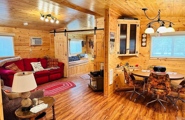 Front row cabin, steps away from Minnedosa Beach, sleeps 6