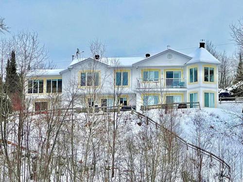 Full Chalet - 6 Bdrm Private/Beachfront/Kayaks