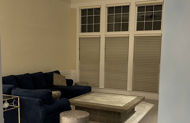 Full House Best Location in Kansas City ! Close to airport and down town.
