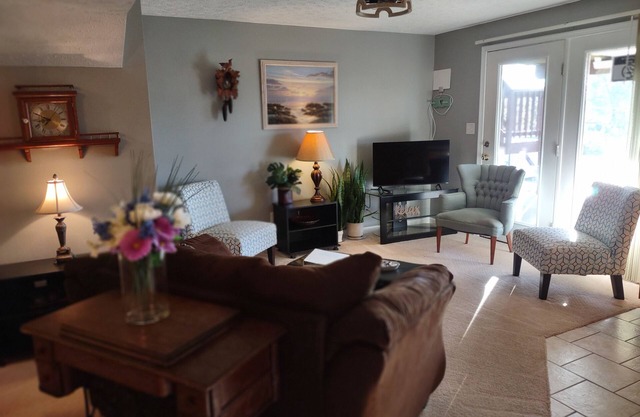 Full Terrace Apt. near Universities, Mountains, Lakes, D-Day Memorial, LU