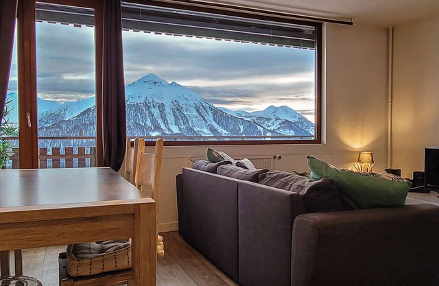 Fully-equipped 5-person apartment with mountain views.