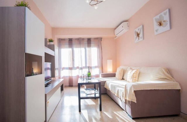 Fully equipped apartment, very sunny and 1 km from the center of Alicante.