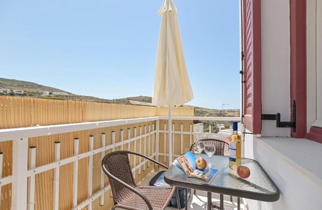 Fully equipped vacation home with scenic view, 7 min drive to the beach.