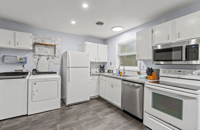 Fully furnished long-term home, dog-friendly, huge fenced-in backyard, office