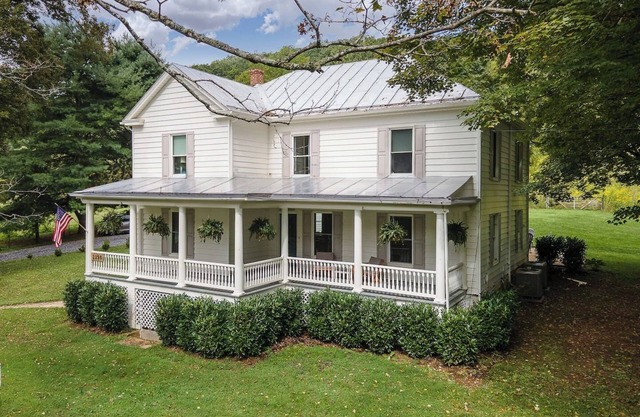 Fully Renovated Modern Farmhouse near Lexington