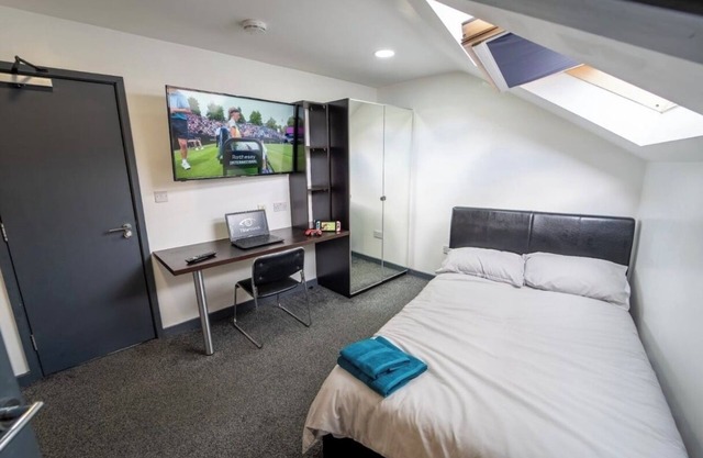 Fully Serviced studio available close to the city