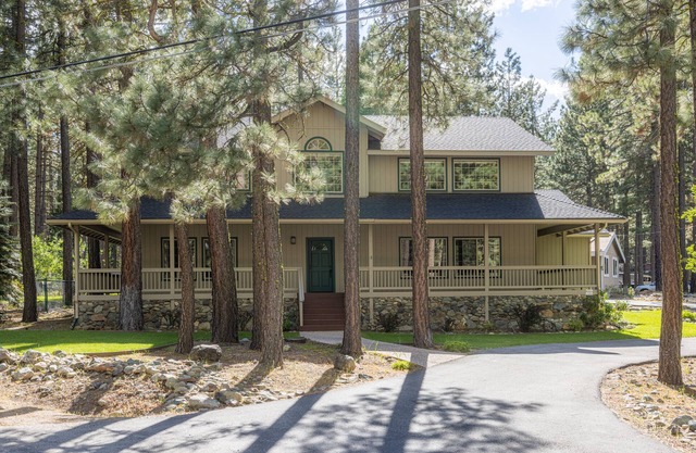 Fun Family Cabin in the Heart of the Lost Sierra w/BBQ, Games and Tons of Space