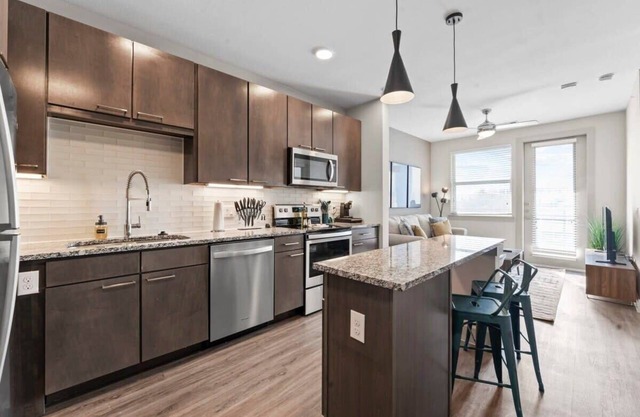 Fun king 1BR suite close to Downtown w/gym