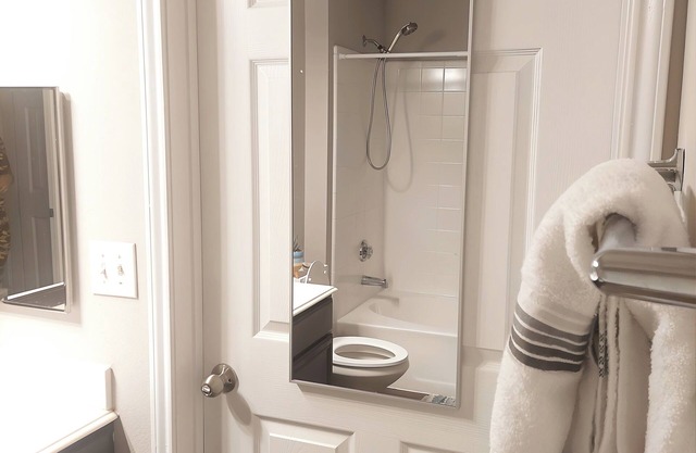 Fun Roomy King bed + loft, Pool, DFW perfect location!