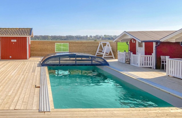 Functionally furnished domicile, on a divided plot, with pool and barbecue.