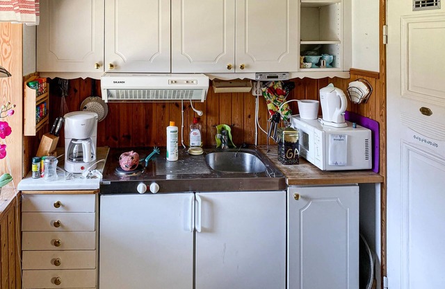 Functionally furnished domicile, on a divided plot, with pool and barbecue.