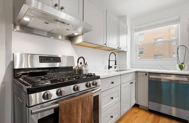 Furnished Charming 2-bedroom 1.5 bath townhome with WiFi, AC in River Forest