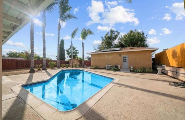 Furnished pet friendly 1 bed 1 bath house with a pool, wifi, AC, washer & dryer
