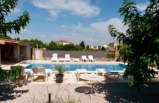 Furnished Tourist 3 * in Villa pool near Avignon