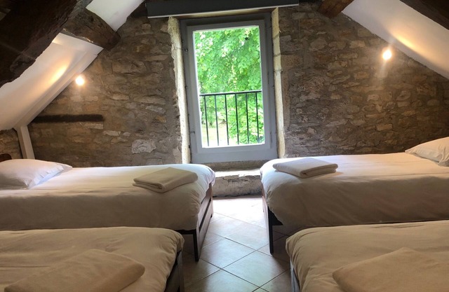 Gîte Charles Baudelaire, sleeps 8