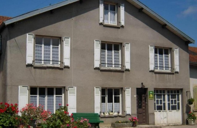 Gîte convivial avec 3 chambres, proche du patrimoine historique, cour et équipements inclus - FR-1-589-38
