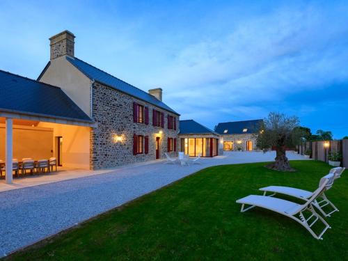 Gîte de luxe dans le Cotentin avec piscine intérieure jacuzzi ,sauna, salle de sport salle de jeux