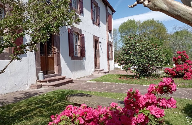 GÎTE MAISON YBARNEGARAY in St Jean Pied de Port - Optional Spa/Jacuzzi