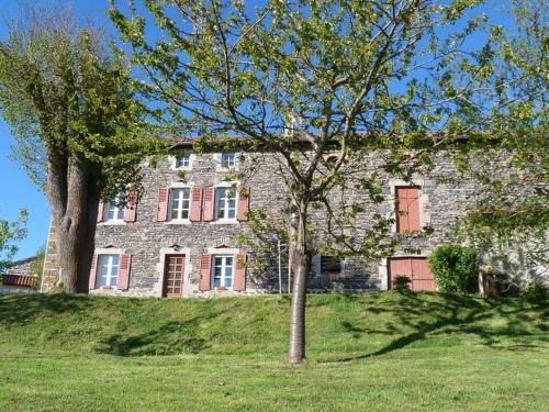 Gîte restauré avec grand terrain clos, salle de jeux, proche du Puy en Velay et Chavaniac-Lafayette - FR-1-582-297