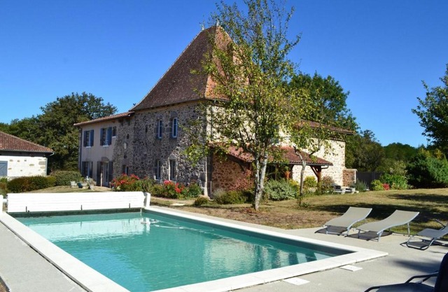 Gîte spacieux avec piscine privative, grand jardin et équipements bébé en Charente Limousine - FR-1-653-67