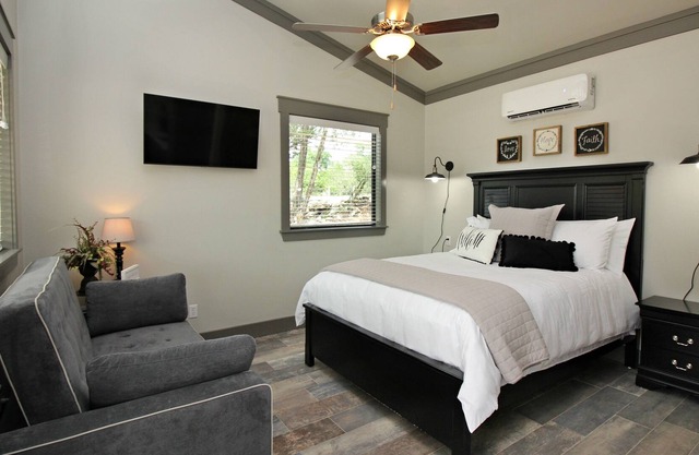 GAC- Blanco Suite - Modern Cabin, Minutes to Wimberley Square