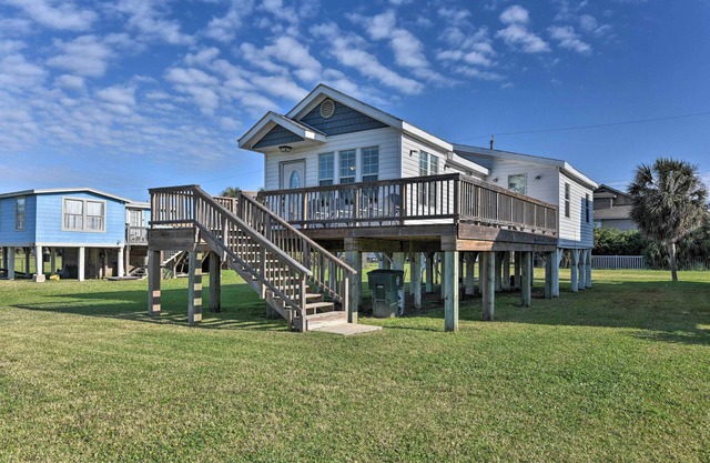 Galveston Cottage w/Deck: Walk to Beach!