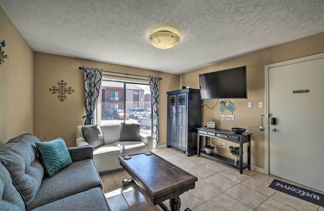 Game Day Retreat: Pool Access, 2 Mi to Texas A & M