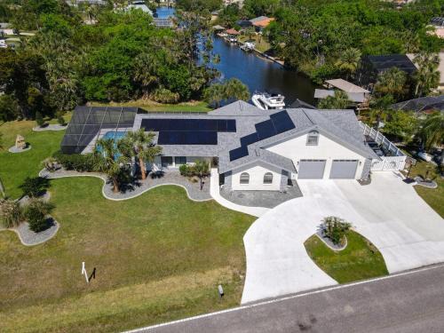 Gameroom Canal Large Dock Pool 6 Beds