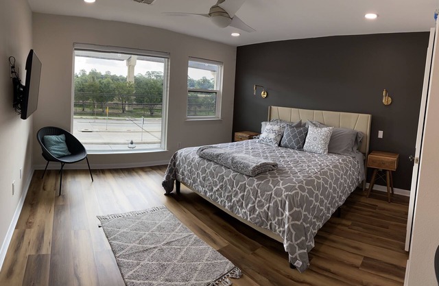 Garage studio apartment in Memorial-Uptown area
