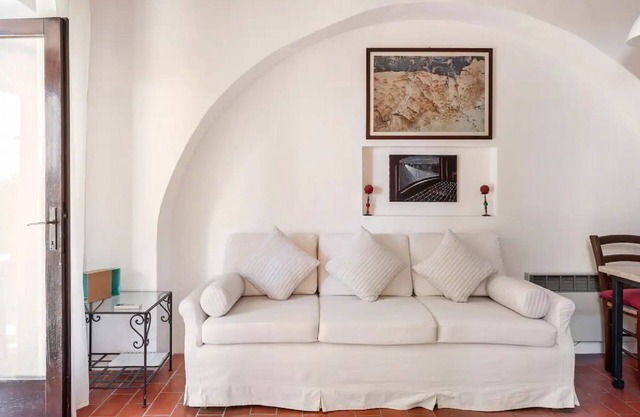 Garden Apartment with Sea view - hilltop Medieval village, 10' from the Beach.