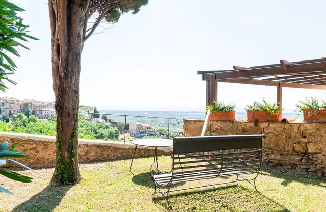 Garden Apartment with Sea view - hilltop Medieval village, 10' from the Beach.