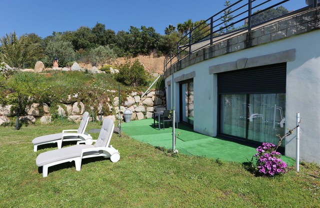 Garden apartment with sea and mountain views, 10 minutes from Porticcio
