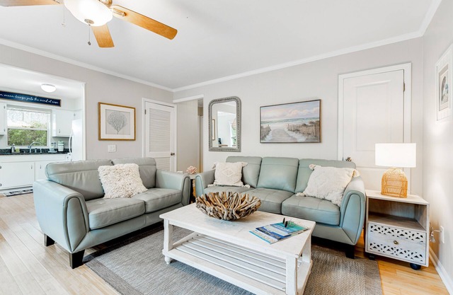 Garden cottage close to beach with screened porch, WiFi, and central AC