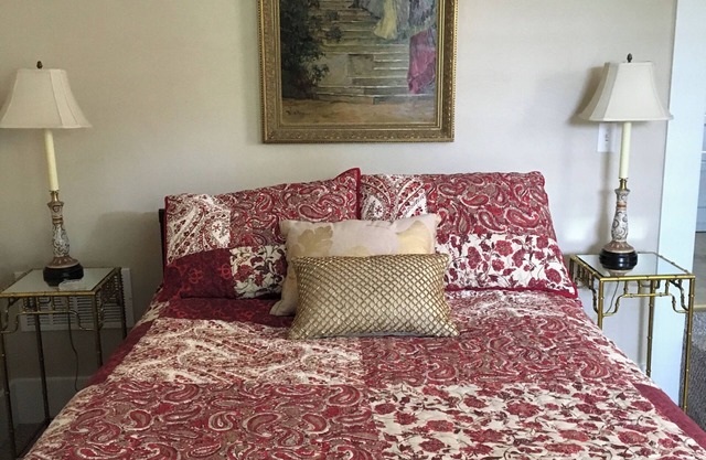 Garden View Apartment, Large Studio - Perfect if you're on a budget!