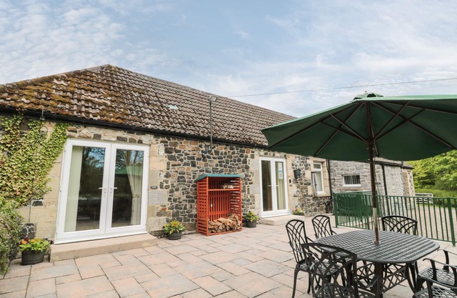 GARDENER'S COTTAGE, pet friendly, luxury holiday cottage in Belford