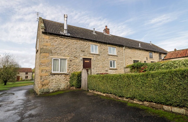 GATESIDE, character holiday cottage, with open fire in Pickering