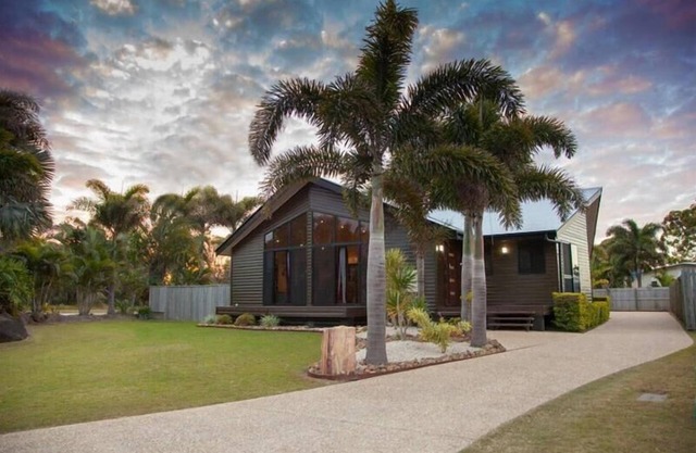 Gathering of 8 Pet Friendly Holiday House