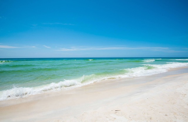 Gathering Thyme: WiFi, porch, backyard, & pool - short walk to beach