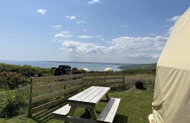 Geodome Glamping with sea views near Pendine