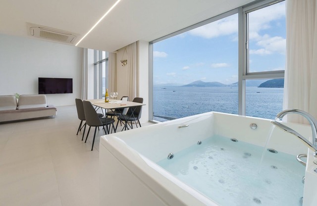 Geoje Lighthouse Pension