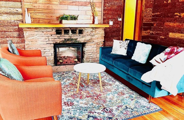 Getaway Cabin: Views, 2 Decks, Grill, Wi-Fi, Pets OK