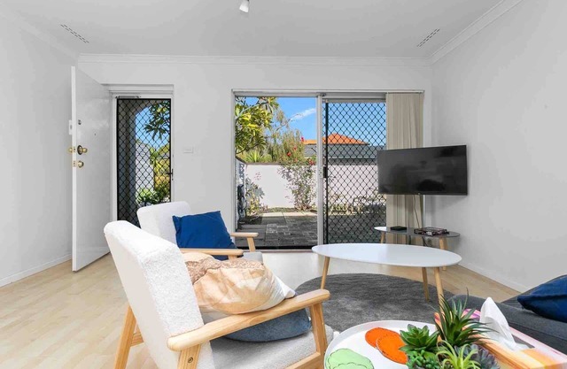 Getaway Villa: 2BR, Sleeps 4, 2 Car Bays, Near Beach