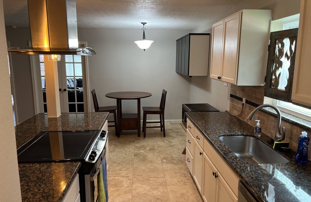 Gigi’s Cottage! Beautiful House Near Kemah and Johnson's Space Center. It's