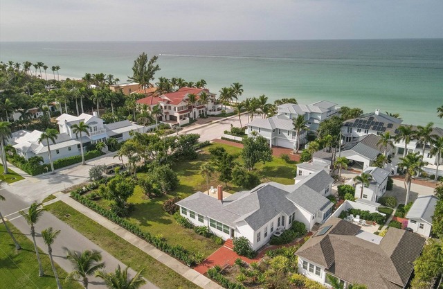 Gilchrist Manor - 6 BR historic beach house steps from beach and town!