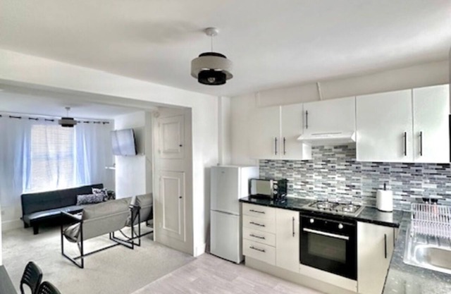 Gillingham 4 bed guest house sleeps 9